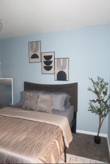 Large 4-Bedroom Entire Home with Two Living Rooms - 9