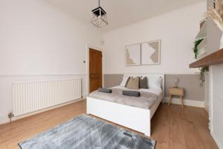 Spacious Two-Bedroom Flat in SE6 Sleeps Up to Five People - Hither Green - 2
