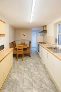 Xtra Large 4 Bedroom House with Heating Sleeps 14 Near Station and ExCeL - 3