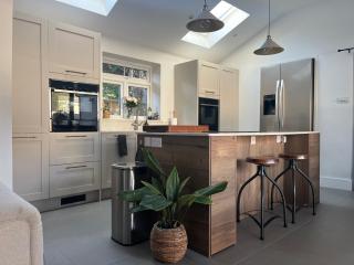 Peaceful Two Bedroom Modern Bungalow In West Moors - Super King Bed - Sleeps 4 - 0