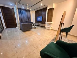 Luxury 2 BHK suite,DHA near airport - 9