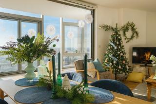 Skyline Views, Boutique 2-Bed, 2-Bath West London Apartment, Free Parking - 0