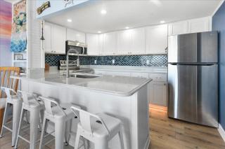 Fantastic Ocean View and Outdoor Pool, 1 Bedroom! - 3