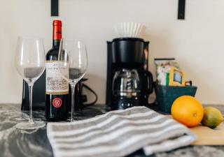 SXSW Saty at Affordable SoCo, Dtwn New Build, King Bed, Near Dining and Shopping - 1