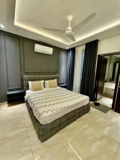 1BHK Starlight Apartment Zameen Aurum Gulberg - 9