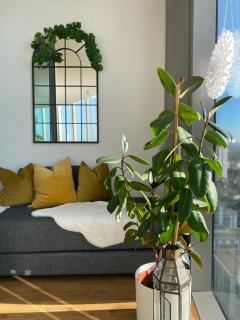 Skyline Views, Boutique 2-Bed, 2-Bath West London Apartment, Free Parking - 5