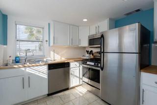 The Upper Deck by Sunsational Stays - Upper Unit Only, Steps to the Beach - 5