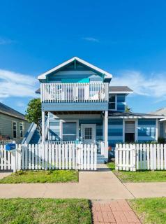 The Upper Deck by Sunsational Stays - Upper Unit Only, Steps to the Beach - 1
