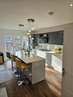 Spacious Private Double Room with Kitchenette near QE Hospital R5 - 1