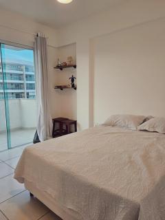 Varanda ampla e suíte a 5 min da praia - 0