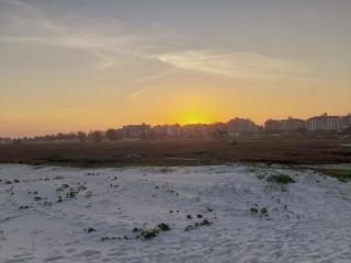 Varanda ampla e suíte a 5 min da praia - 1