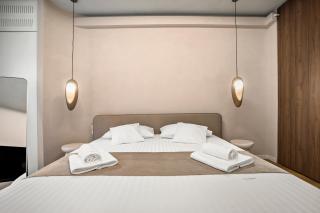 Central Designer Condo - 8