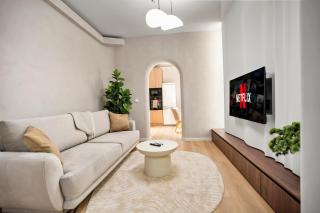 Central Designer Condo - 4