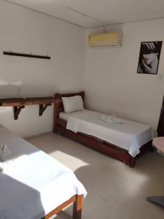 Quarto Duplo com Ar e Banheiro Privativo a poucos metros do mar - 2