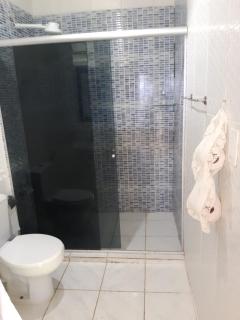 Quarto Duplo com Ar e Banheiro Privativo a poucos metros do mar - 1