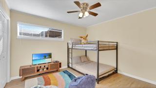 King Bed - Hot tub - Nintendo 64 - Fenced Backyard - 8