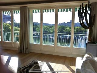Eiffel Views Two Bedroom Full Apartment - 2