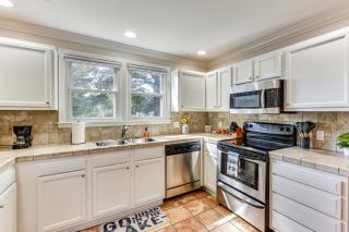 Lakeside Cedar Pines Bungalow 5 Mi to Main St! - 4