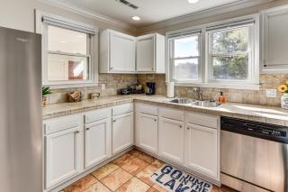 Lakeside Cedar Pines Bungalow 5 Mi to Main St! - 3