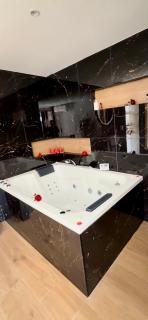 SPICY LOVE - proche Nice et Cannes - Jacuzzi privatif - French Riviera - luxe - suite romantique - 9