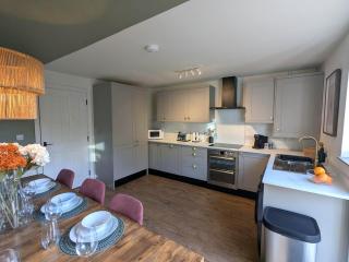 Cherrytrees - Stylish 5-Bed Home - Corby - 9