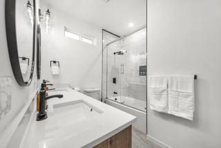 Modern Parkside Seattle Retreat - 2