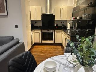 Central Apartment - Sleeps 6 & near Station - 5