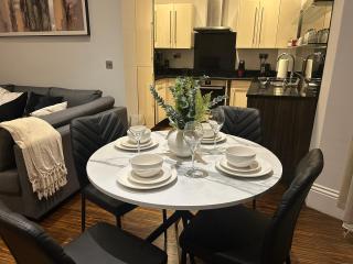 Central Apartment - Sleeps 6 & near Station - 7