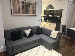 Tavistock House-Contractor stay-Parking-Sleeps 7 - 7