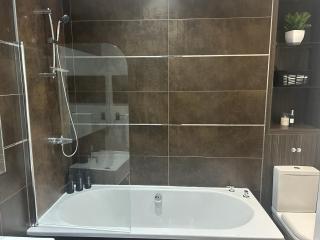 Central Apartment - Sleeps 6 & near Station - 2