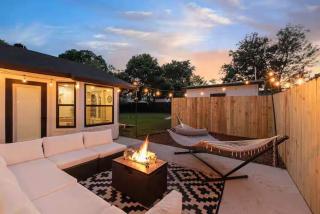 Minutes to Downtown -Fire Pit Pool Table Breakfast - 0