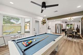 Minutes to Downtown -Fire Pit Pool Table Breakfast - 4