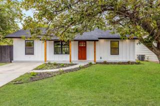 Minutes to Downtown -Fire Pit Pool Table Breakfast - 2