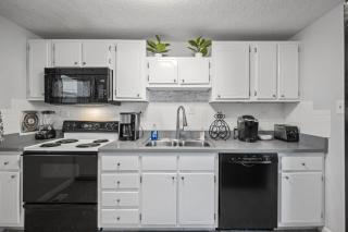 Stylish Haven 11 Minutes from the Richmond Airport - 4