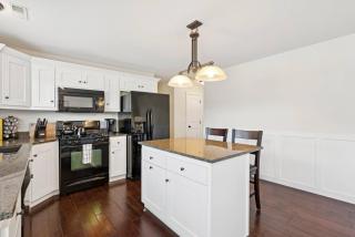 Bright 2BR + Office | Garage, Yard & Animal Friendly - 6