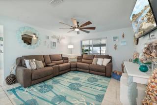 Coral Cove 3 Bed 2 Bath Pool Home in Melbourne - 8