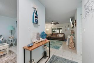 Coral Cove 3 Bed 2 Bath Pool Home in Melbourne - 6