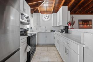 Mermaid Cottage Cozy 2 bed Cocoa Beach Getaway - 3