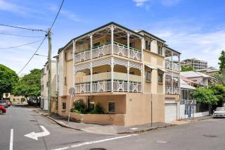 Modern Studio Loft Parking Near CBD Spring Hill 3 - 1