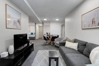 Central Apt with Pool & Free Parking near Skytower - 0