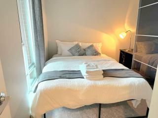 Downtown 1BR + Office | Across from Rogers Arena - 3