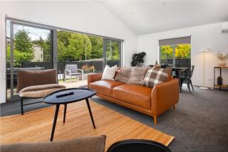 Modern Comfort Mountain Views - Walk to Queenstown - 0