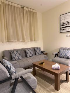 شقه فندقيه غرفة نوم وغرفة معيشه - 1