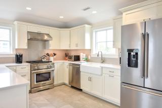 Gorgeous Architectural Home w Water Views - 7