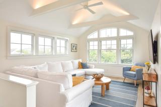 Gorgeous Architectural Home w Water Views - 4