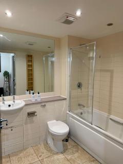 Elegant 2-Bed with Traditional Touches - Birmingham - 7