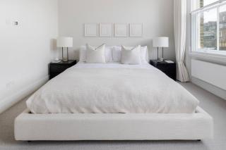 Exquisite single-level Knightsbridge Flat w/lift - 3