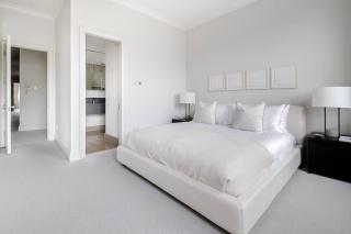 Exquisite single-level Knightsbridge Flat w/lift - 1