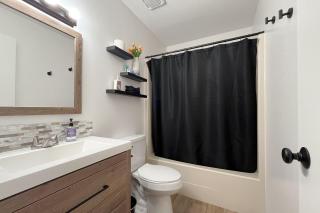 Contemporary 4BR Home with Office, Full Kitchen, Laundry, Large Backyard, Garage and Firepit - 2