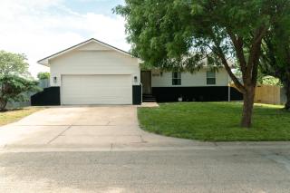 Contemporary 4BR Home with Office, Full Kitchen, Laundry, Large Backyard, Garage and Firepit - 9